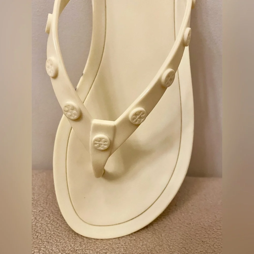 Tory Burch Cream Yellow SZ 6M Quiet Luxury Studded Logo Jelly Thong Flip Flops